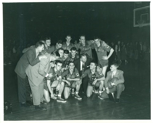 Portrait of the basketball team after a game, 1953