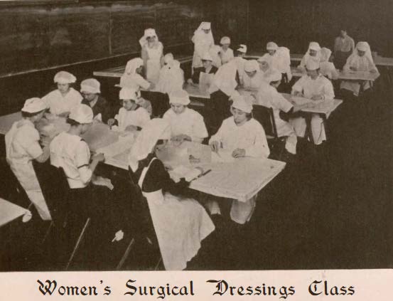 Photograph of a surgical dressing class at KU, 1918