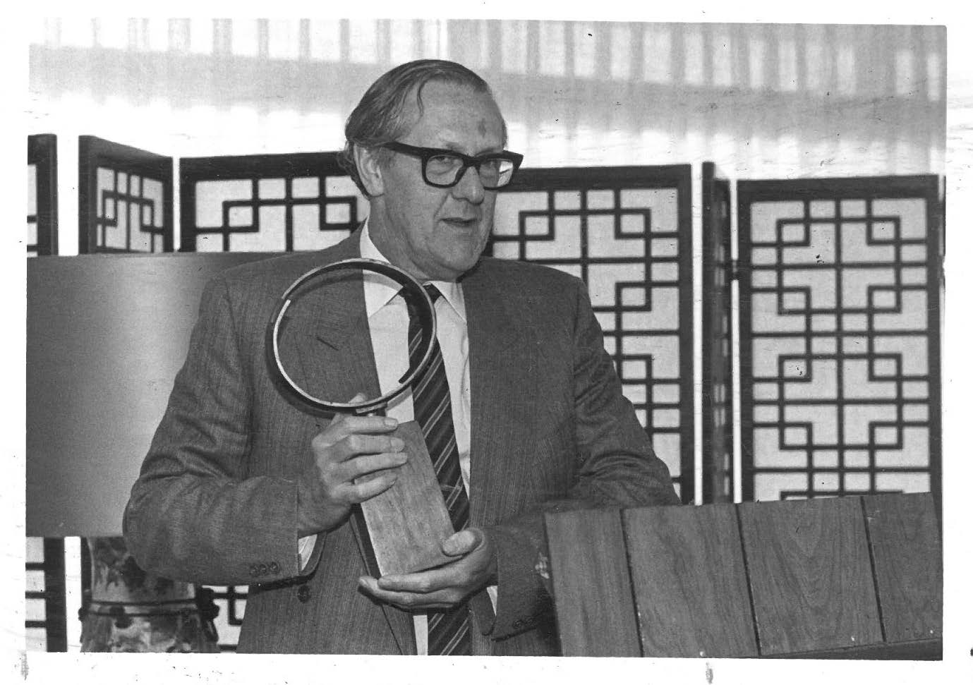 Brian Aldiss accepting the John W. Campbell Memorial Award for Helliconia Spring, Lawrence, KS, 1983.