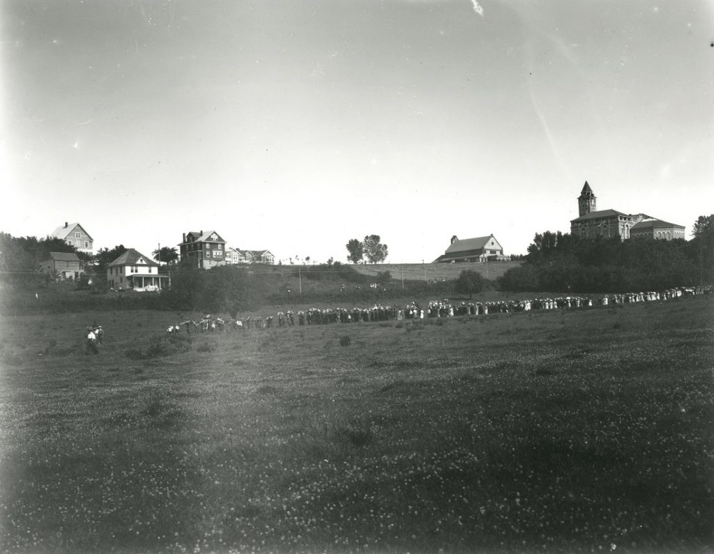 Photograph of an umbrella parade during Commencement, 1908