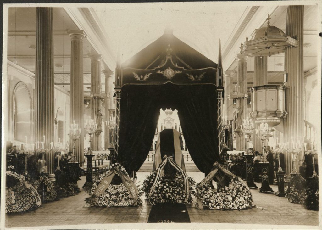 Image from Costa Rican photo album depicting a funeral in San Jose. Call number MS K35, Kenneth Spencer Research Library, University of Kansas Libraries.