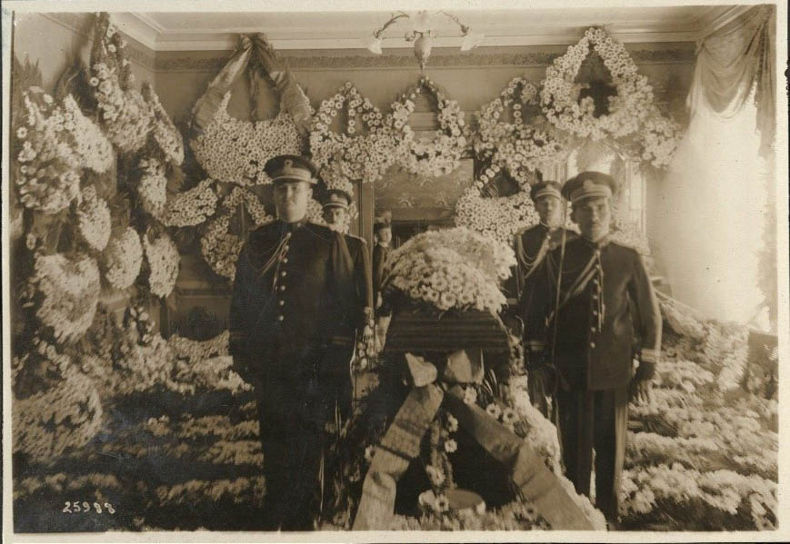 Image from photograph album depicting the funeral of Costa Rican president Bernardo Soto Alfaro. Call number MS K35, Kenneth Spencer Research Library, University of Kansas Libraries