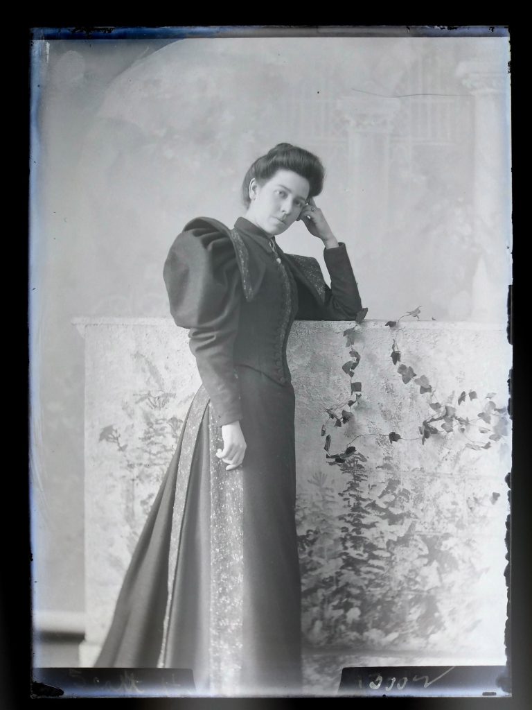 Photographic image of a woman, Hannah Scott Studio Collection, Kansas Collection, University of Kansas Libraries